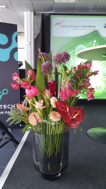 Bühnengesteck Eventfloristik modern