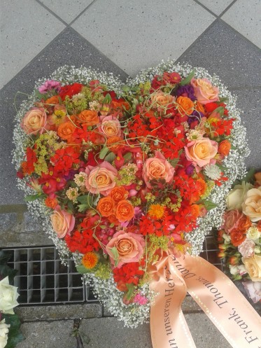 Trauerherz Rosen kräftig