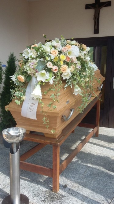 Sargbukett apricot, weiß