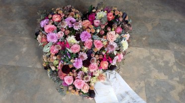 Trauerherz sommerlich